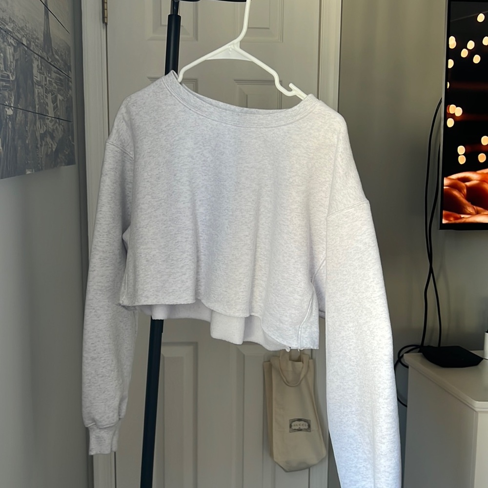 LIGHT GREY CROPPED LONG SLEEVE PULLOVER!